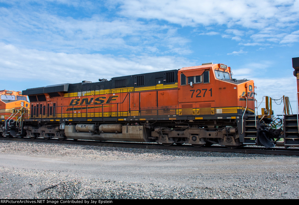 BNSF 7271 trails on an eastound manifest